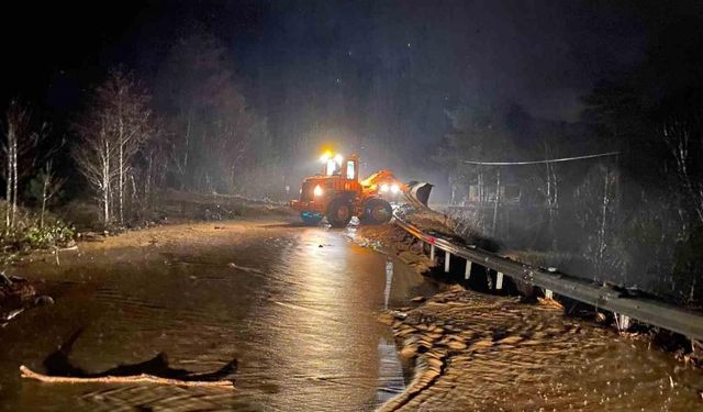 Borçka’da sel hasara neden oldu, cemaat camide mahsur kaldı