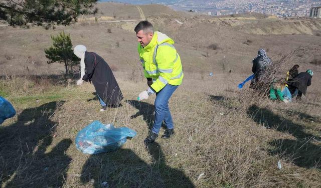 Çevreci belediye başkan adayı doğada çöp topladı