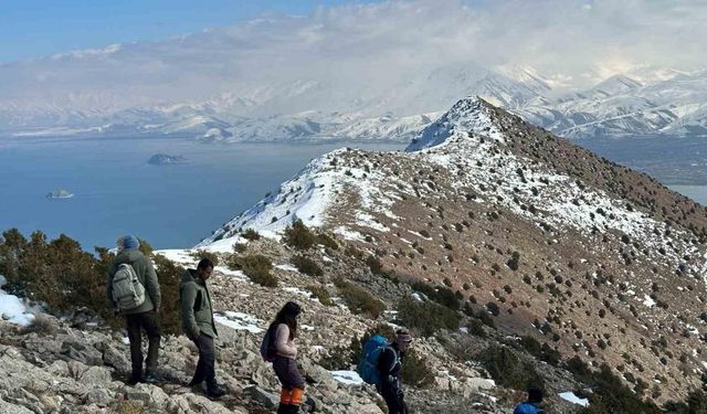 Dağcılar, Van Gölü’nün eşsiz koylarını gezdi