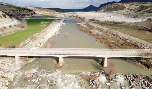 Depremde bazı noktaları zarar gören köprü yıkılma tehlikesi ile karşı karşıya