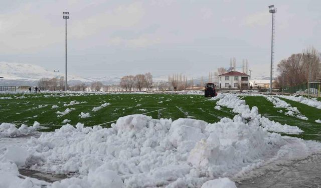 Diyarbakır Çınarspor ile Yeşil Vartospor maçı öncesi saha kardan temizlendi