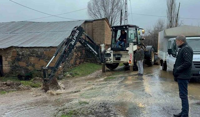 Elazığ’da su taşkınlarına karşı ekipler çalışma başlattı