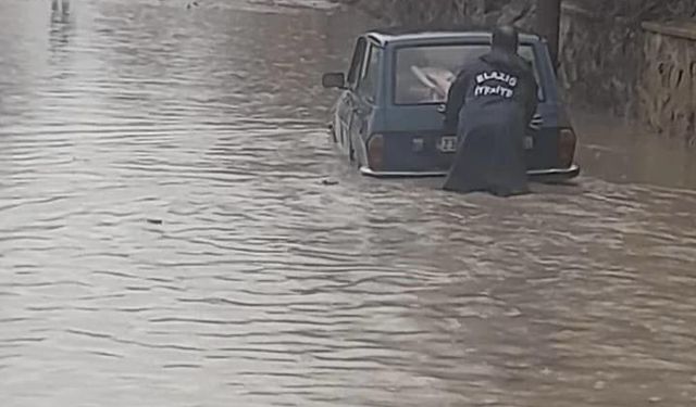 Elazığ’da yoğun yağış sonrası ev ve iş yerlerini su bastı, araçlar mahsur kaldı