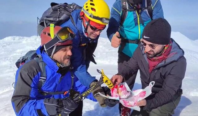 Elazığ’ın zirvesinde doğum günü kutladılar