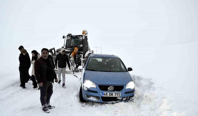 Erciş’te yolda mahsur kalan öğretmenler için ekipler seferber oldu