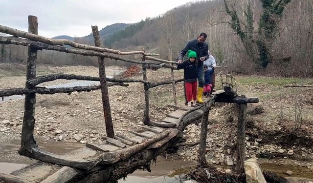 Evlerine ulaşmanın tek yolu derme çatma köprü