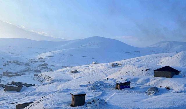 Hakkari’de kardan kapanan yolları açma çalışmaları sürüyor