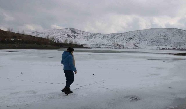 Hava sıcaklığının düştüğü kentte gölet buz tuttu