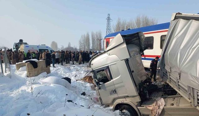 Hayvan yüklü tıra tren çarptı: Ölü ve yaralılar var