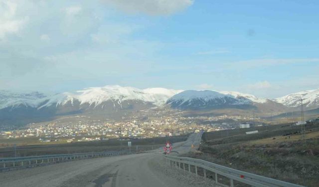 Heyelan sonucu kara yoluna inen toprak yığını kaldırıldı