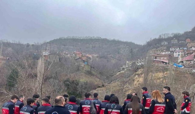 Heyelanın olduğu bölgede afet dersi işlediler