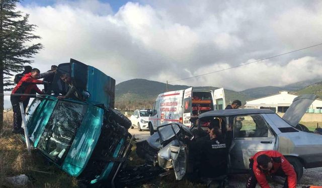 İki otomobil kafa kafaya çarpıştı, ortalık can pazarına döndü