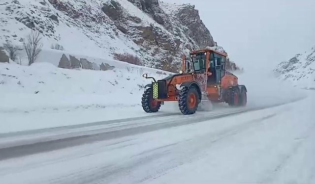 Karla mücadele ekipleri yollarda kar temizliği ve tuzlama çalışması yapıyor