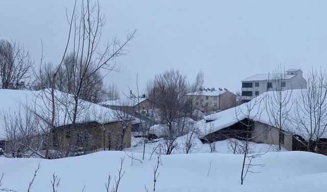 Karlıova’da kar kalınlığı yer yer 1 metreyi buldu