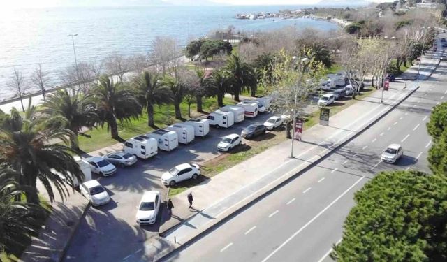 Kartal ve Maltepe sahilinde karavan işgali: Sürücüler araç koyacak yer bulamıyor