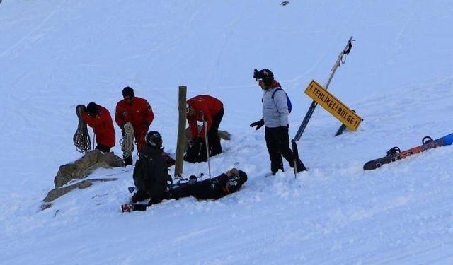 Kayalıklarda mahsur kalan doktor, JAK ekiplerince kurtarıldı