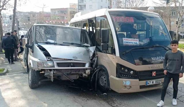 Mardin’de 2 minibüs çarpıştı: 6 yaralı