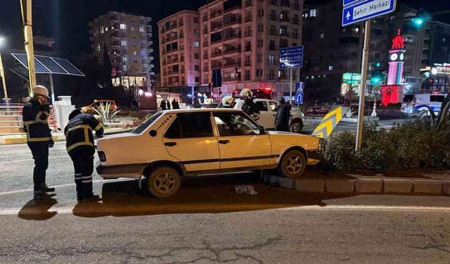 Mardin’de otomobil kavşağa girdi: 2 yaralı