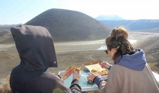 Meke Gölü kış mevsiminde de yabancı turistlerin uğrak yeri oluyor