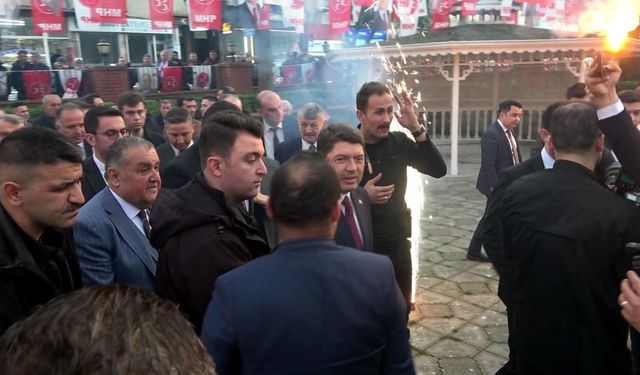 MHP’lilerden Bakan Tunç’a mehter marşlı, maytap ve konfetili karşılama