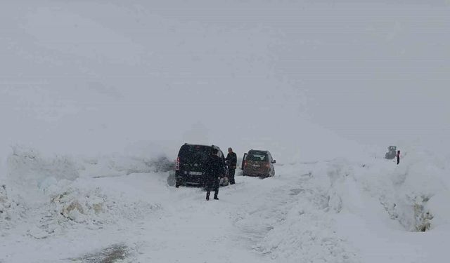 Muş’ta 18 araç içerisinde 53 kişi mahsur kaldı