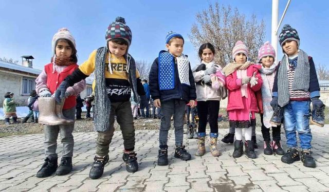 Muş’ta bir araya gelen gönüllüler köy okullarındaki öğrencileri sevindiriyor