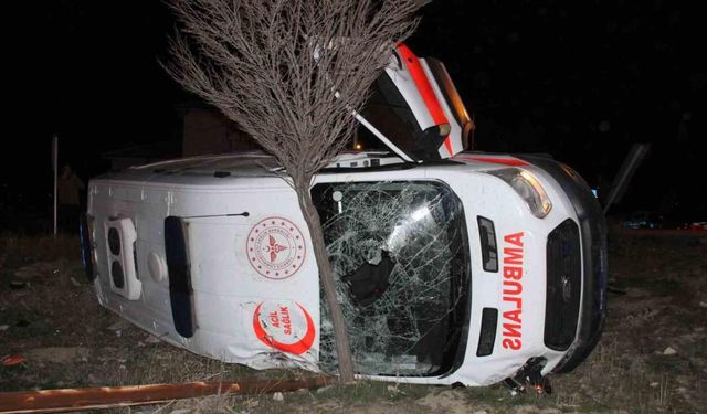 Otomobille çarpışan ambulans devrildi: 5 yaralı