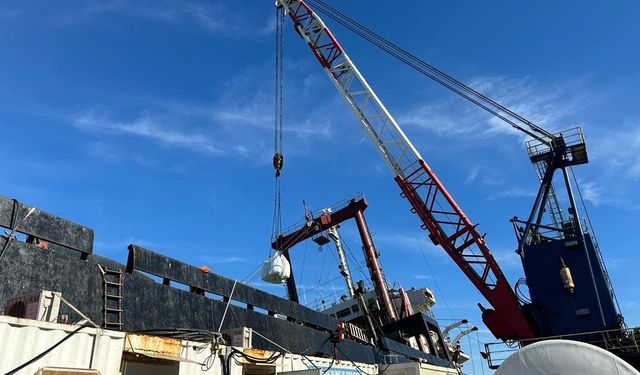 Romanya’dan Kastamonu’ya kadar sürüklenerek karaya oturan geminin yükü boşaltılmaya başlandı