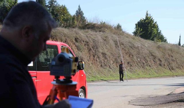 Sakarya’daki gizemli yol: Ayağını frenden çeken yokuş yukarı çıkıyor