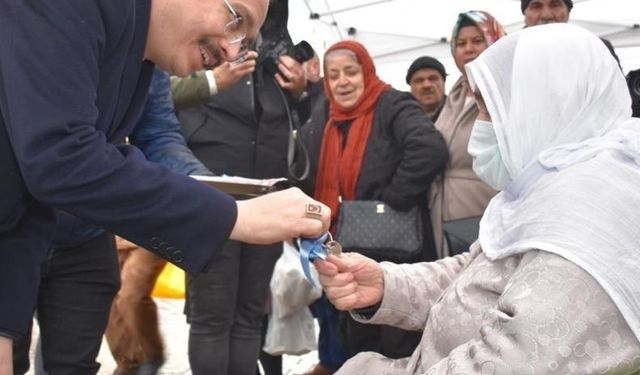 Siirt’te 24 konut kura ile hak sahiplerine teslim edildi