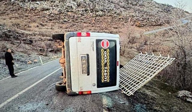 Siirt’te minibüs devrildi: 11 yaralı