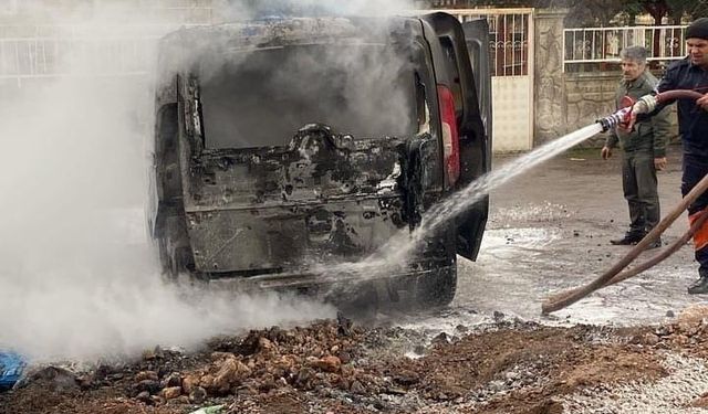 Siirt’te park halindeki araç çöpe atılan külden yandı