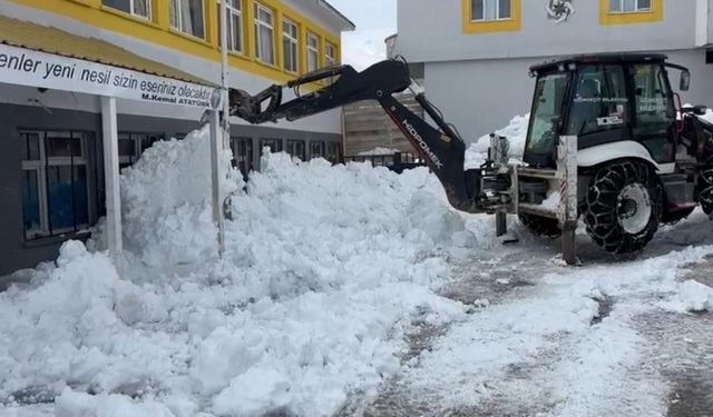 Şırnak’ta okul bahçeleri kardan temizleniyor