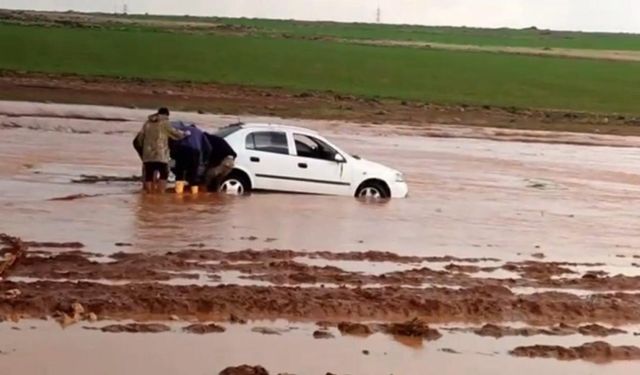 Siverek’te sele kapılan otomobil kepçe yardımıyla kurtarıldı