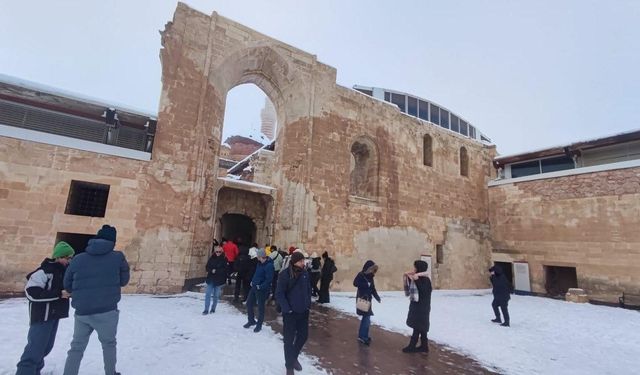 Tarihi saray beyaz örtü altında