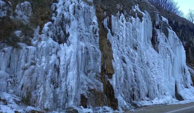 Termometreler eksi 20’yi gördü, Tunceli’de ’’Ağlayan Kayalar’’ dondu