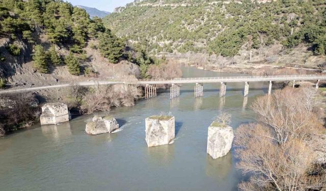 Tokat ile Amasya’yı birbirine bağlayan tarihi köprüden geriye sadece ayakları kaldı