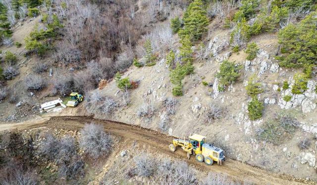 Tokat’ta heyelan nedeniyle ikiye ayrılan köyün ulaşımı için çalışmalar sürüyor