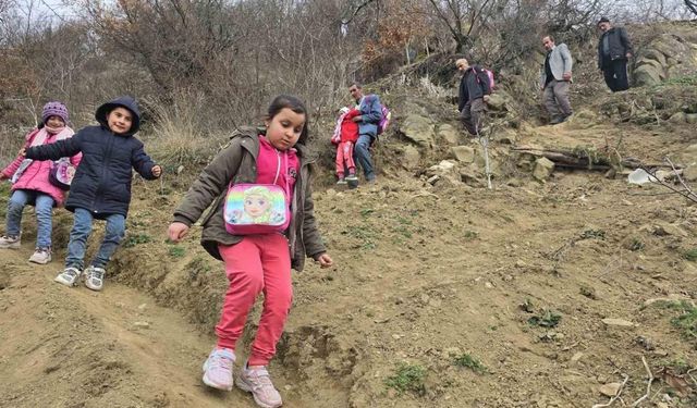 Tokat’ta heyelanın yıktığı köyde vatandaşların patika çilesi