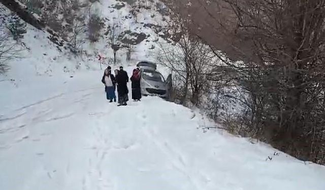 Tokat’ta karlı yolda tır mahsur kaldı, kayan aracı ise uçuruma düşmekten ağaç kurtardı