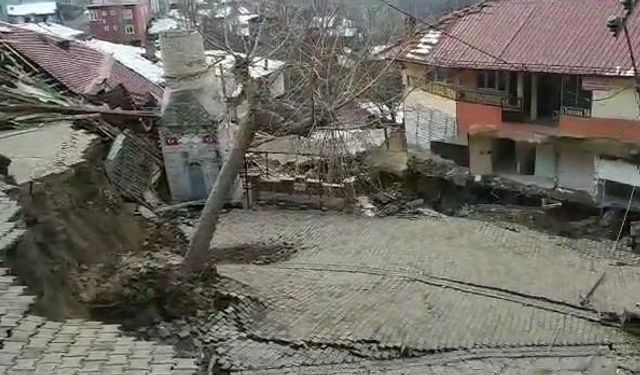 Tokat’ta minaresi düşen cami tamamen yıkıldı