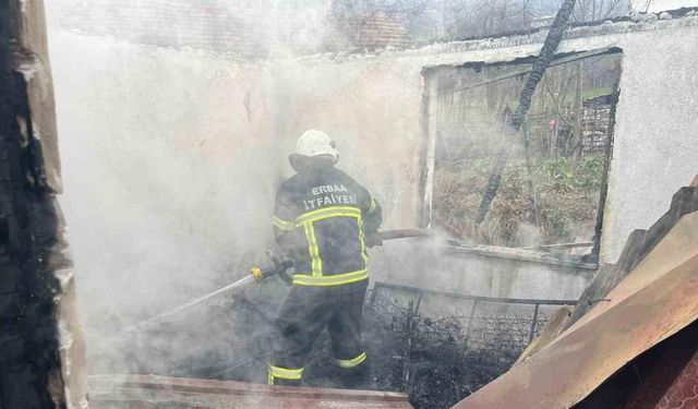 Tokat’ta tek katlı ev çıkan yangında kullanılamaz hale geldi