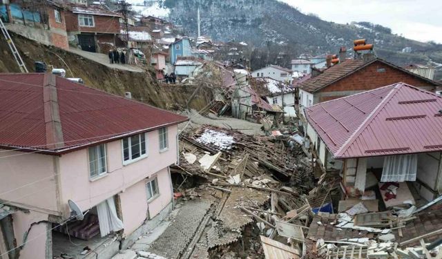 Tokat’ta yıkılan köylerini göz yaşlarıyla izlediler