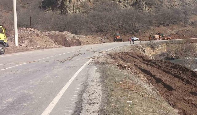 Tunceli’de devrilen tankerden çaya akan bitüm temizlendi