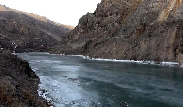 Türkiye’nin en hızlı akan nehri olan Çoruh buz tuttu