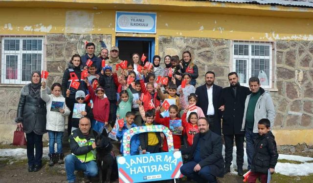 Varto’da şehit yakınları ve jandarmadan köy ilkokuluna anlamlı ziyaret