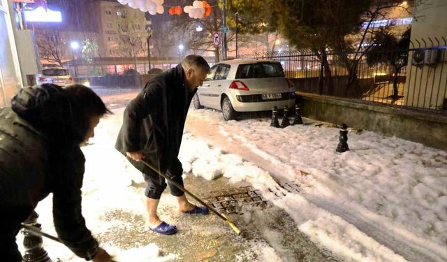 Vatandaşlar sokakta kar değil, dolu küredi