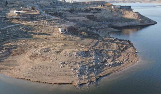 Yağış olmadı, Yamula Barajı’nda sular çekildi