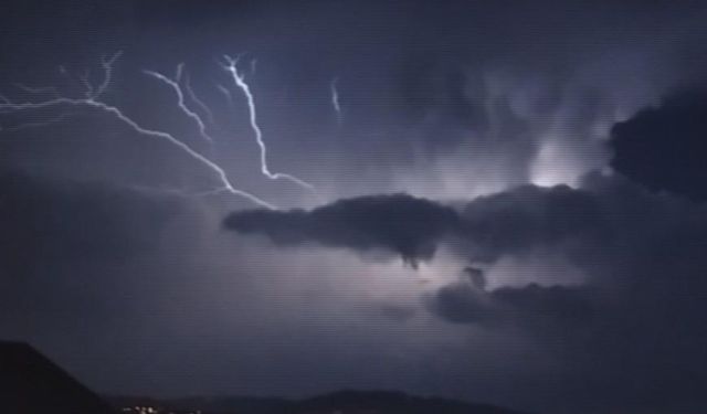 Yağışlı havanın etkili olduğu Hatay’da şimşekler geceyi aydınlattı