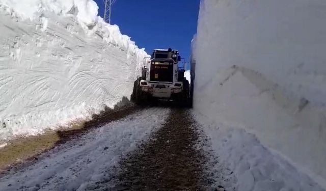 Yüksekova’da 7 metrelik kar tünellerinde çalışmalar devam ediyor